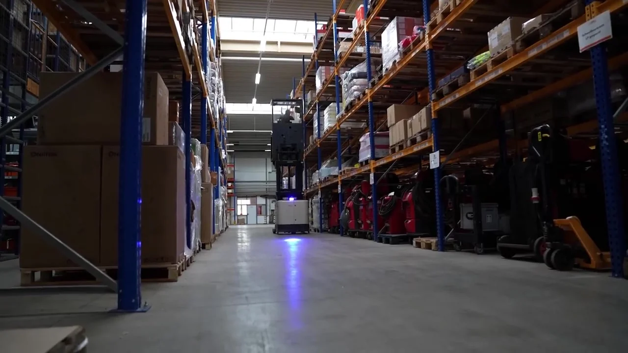 Blick durch die hohen Regalreihen im Lager der BRILLGRUPPE