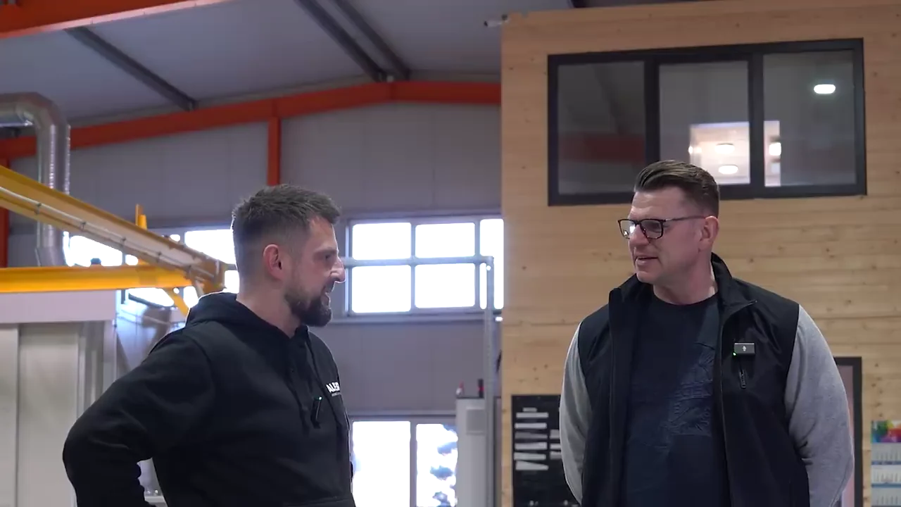 Igor Welder und Valentin Dalmer im Gespräch in der Produktionshalle von Dalmer Pulverbeschichtung
