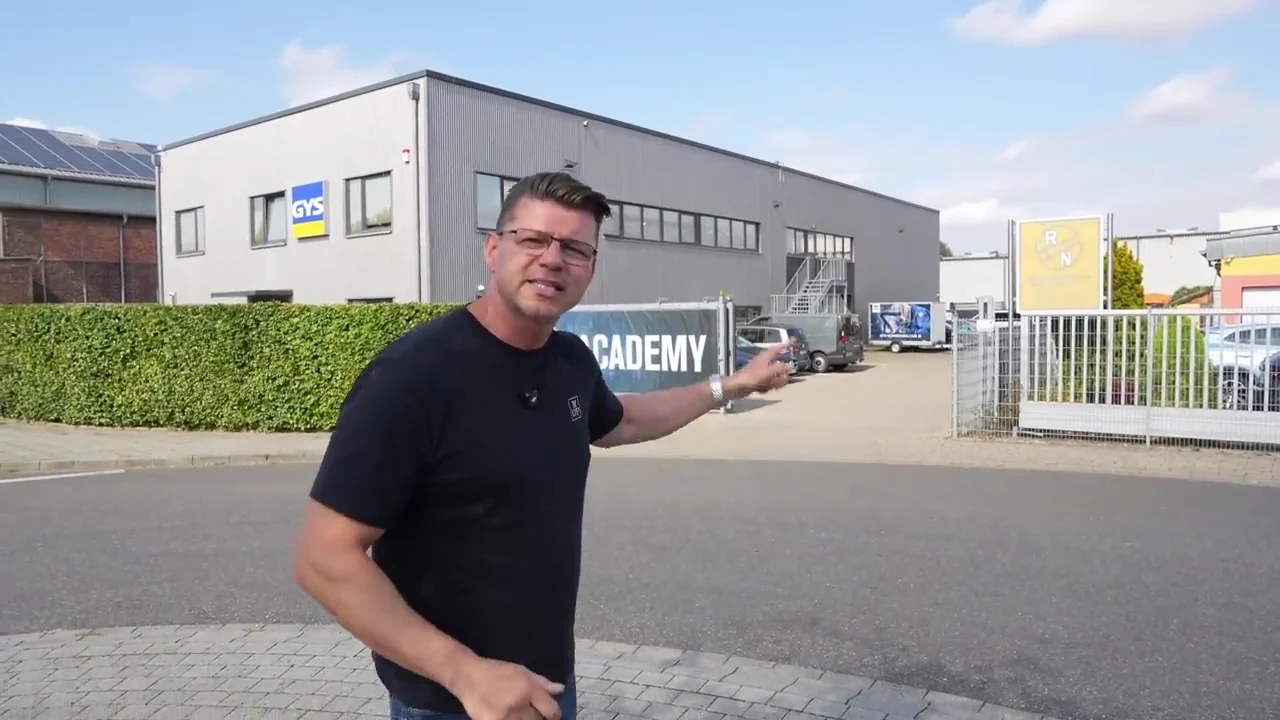 Igor Welder vor dem Gebäude und dem Academy-Schild am GYS-Standort Aachen