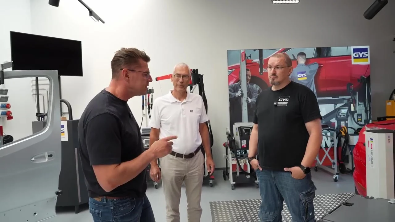 Igor Welder im Gespräch mit zwei GYS-Ansprechpartnern in der Akademie in Aachen