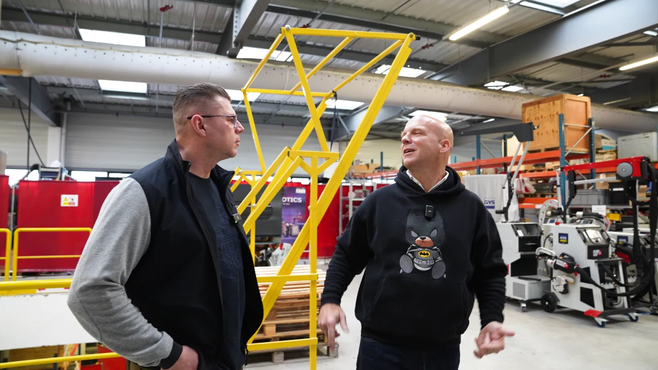 Igor Welder und Bruno Bouygues im Gespräch zwischen Anlagen im GYS-Werk in Frankreich
