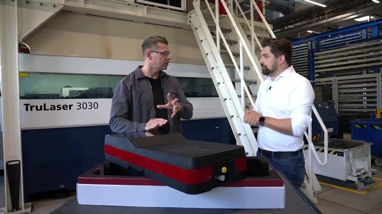 Igor Welder und ein HOERBIGER-Ansprechpartner erklären das LasGAM-Gasmischsystem vor einer Laserschneidanlage