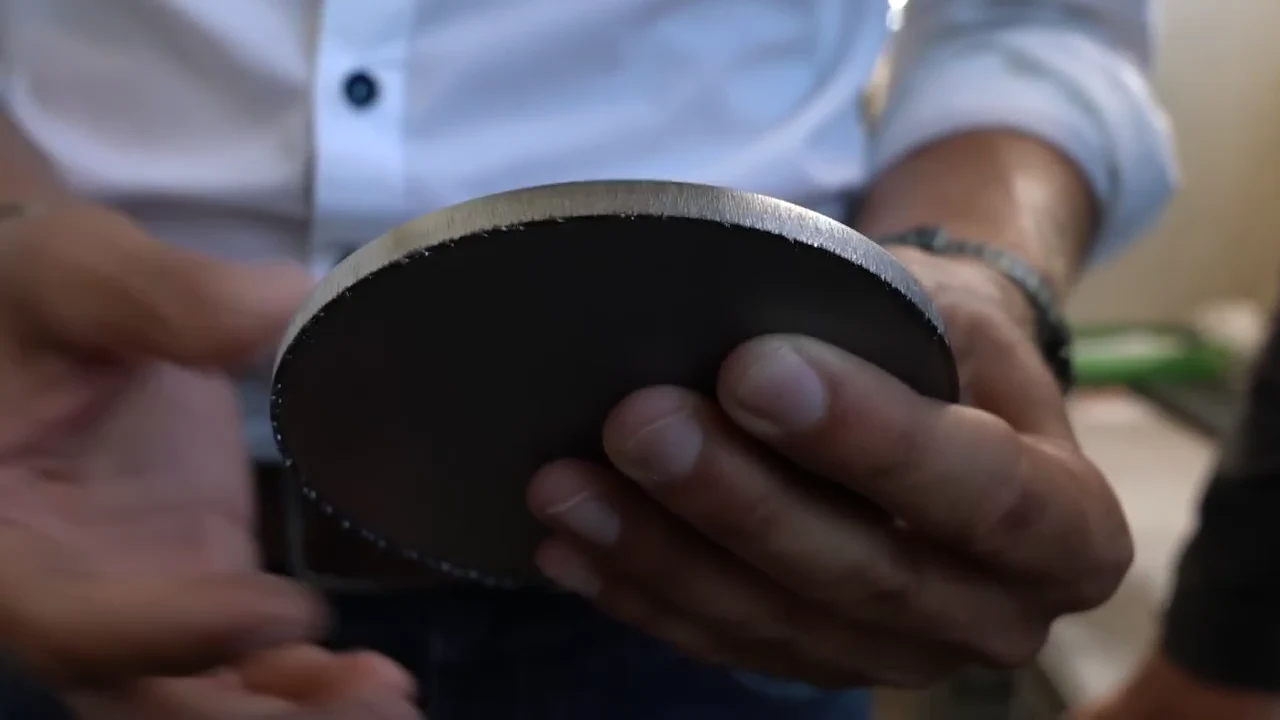 Nahaufnahme zweier runder Schnittmuster: Die Kanten werden direkt im Gespräch betrachtet