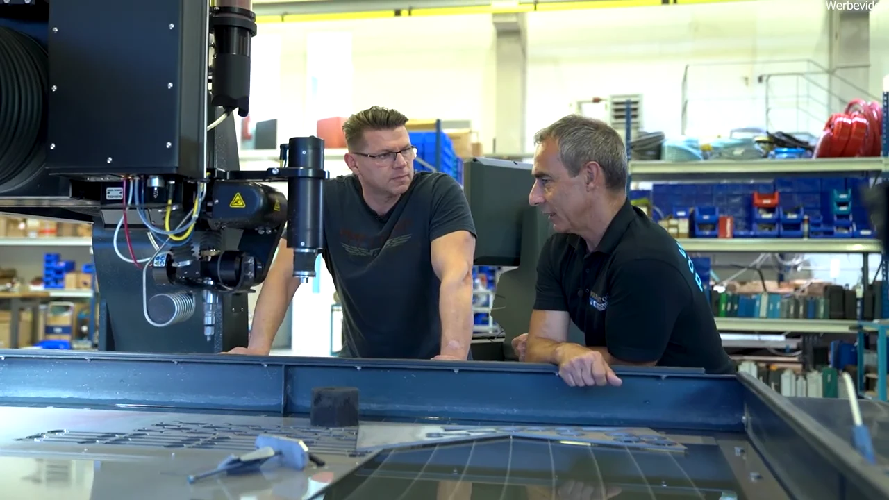 Igor Welder und ein Ansprechpartner von MAXIMATOR JET im Fachgespräch am Schneidbecken einer Wasserstrahlanlage