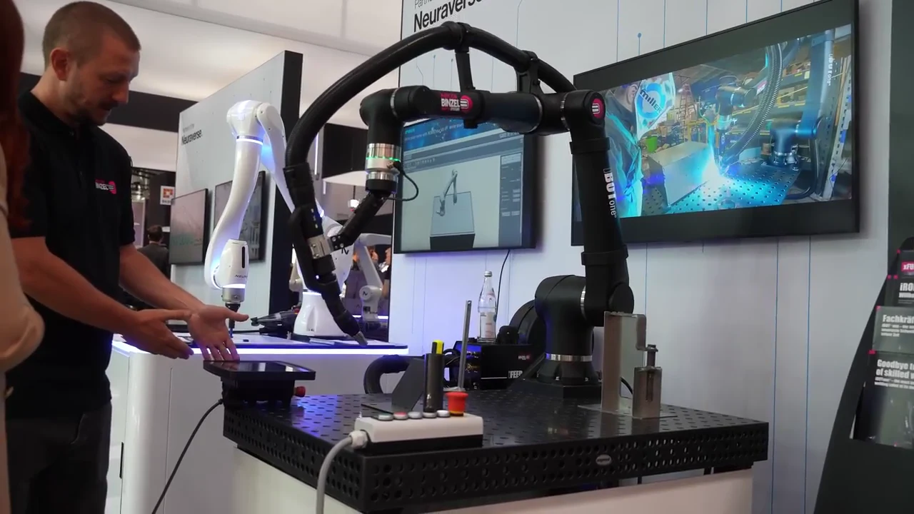 Eine Roboter-Vorführung mit Schweißbrenner und eingespanntem Werkstück am NEURA-Messestand