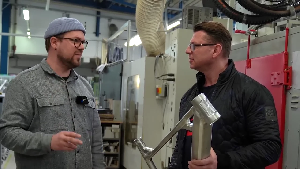 Igor Welder und Vincent Stoyhe im Gespräch über einen Aluminium-Fahrradrahmen in der NICOLAI-Fertigung